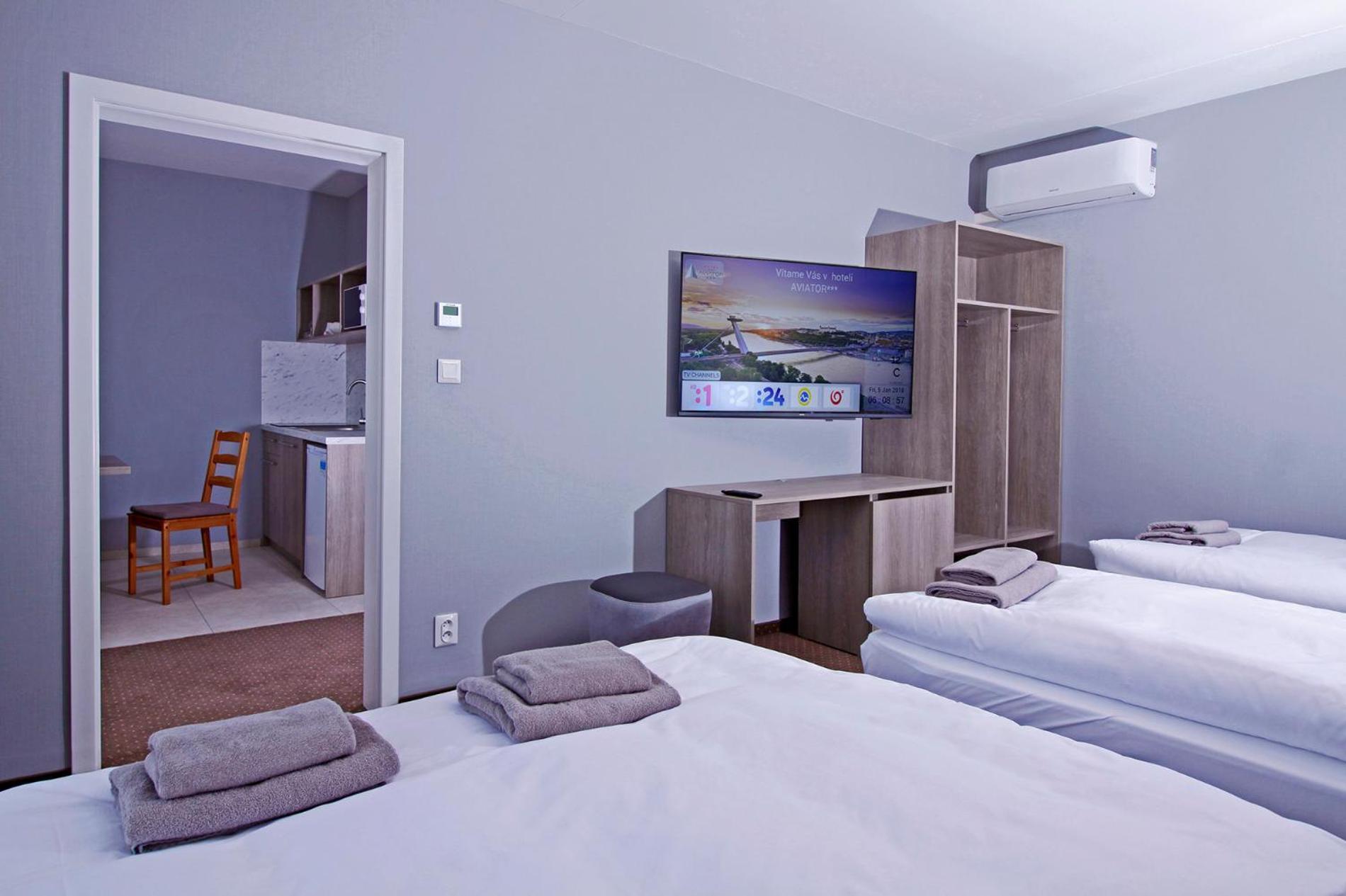 Aviator Garni Hotel Братислава Екстериор снимка