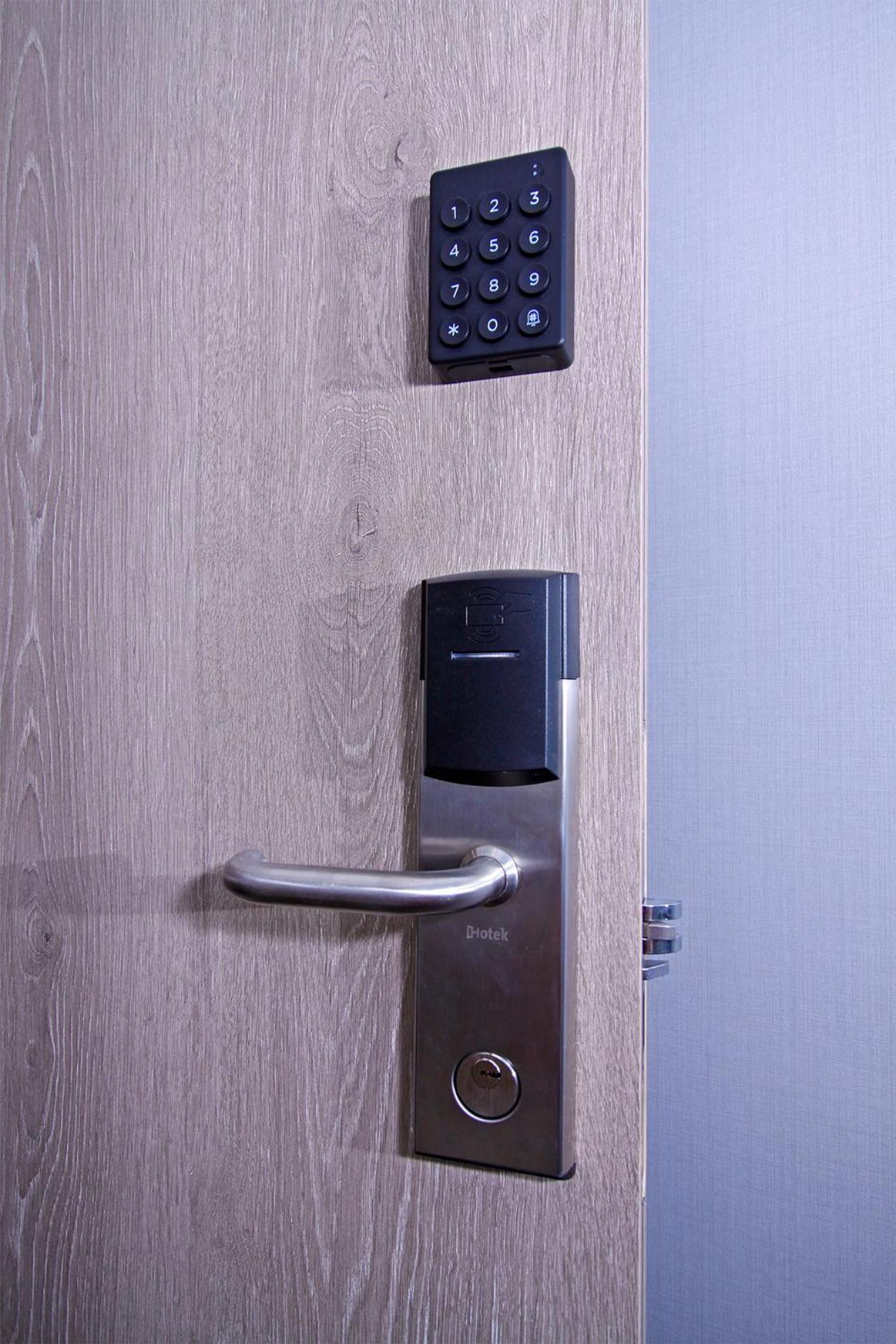 Aviator Garni Hotel Братислава Екстериор снимка