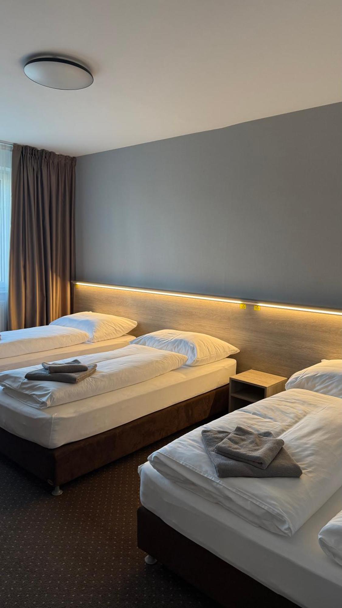 Aviator Garni Hotel Братислава Екстериор снимка