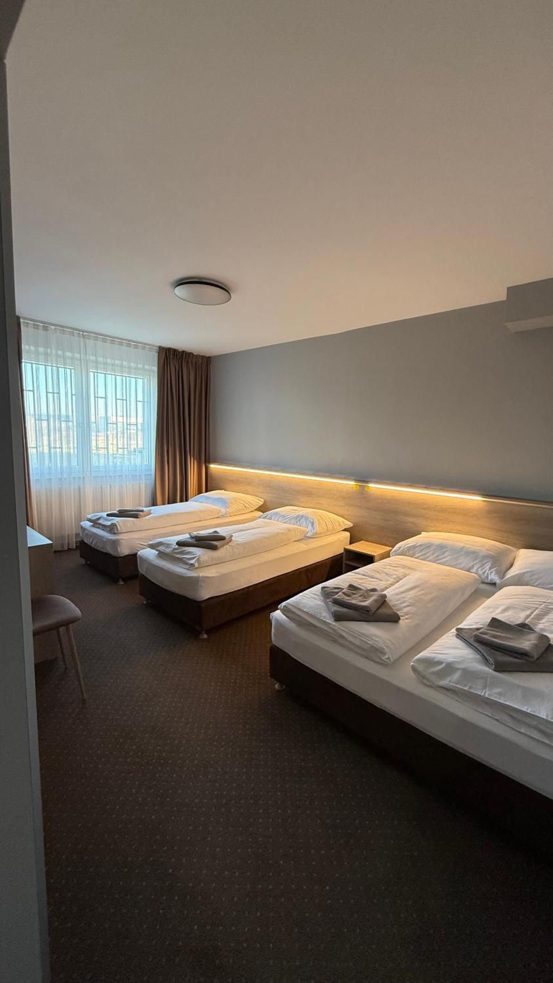 Aviator Garni Hotel Братислава Екстериор снимка