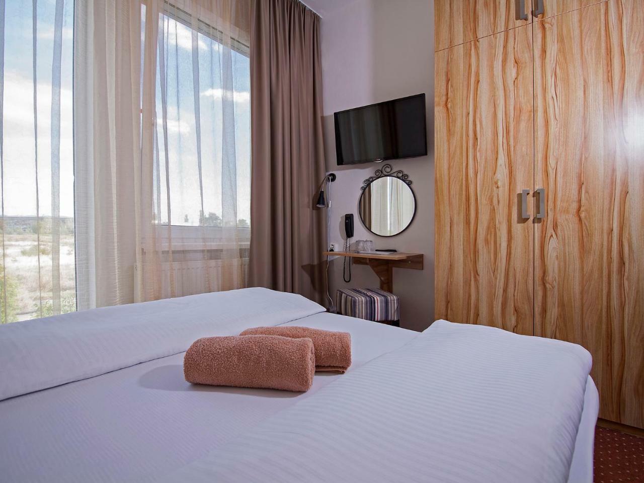 Aviator Garni Hotel Братислава Екстериор снимка