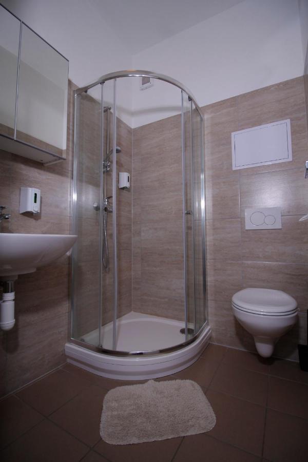 Aviator Garni Hotel Братислава Екстериор снимка