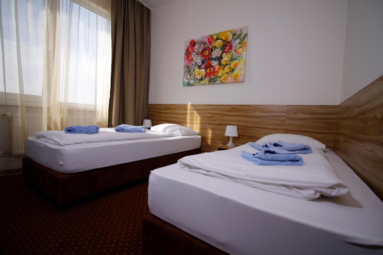 Aviator Garni Hotel Братислава Екстериор снимка